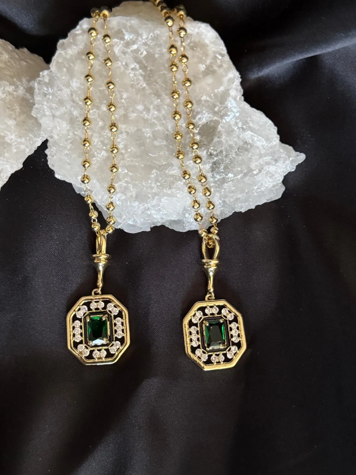 GOLD RENK YEŞİL BAGET TAŞLI SERENAY KOLYE MODELİMİZ